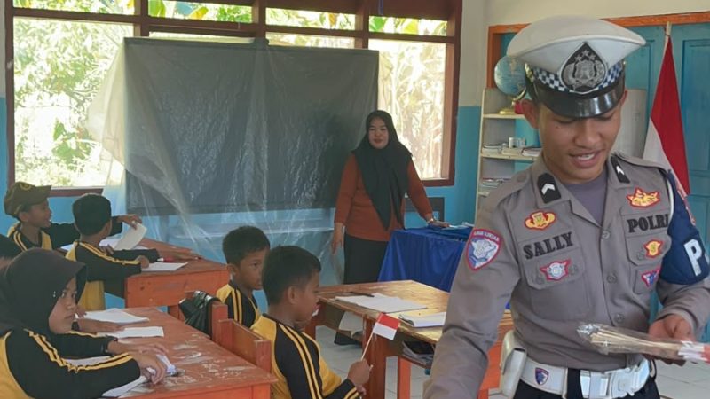 Tanamkan Cinta Tanah Air Sejak Dini, Ditlantas Polda Sulbar Bagikan Bendera Merah Putih di SD Lengke