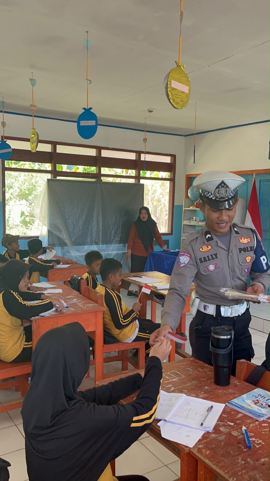 Tanamkan Cinta Tanah Air Sejak Dini, Ditlantas Polda Sulbar Bagikan Bendera Merah Putih di SD Lengke