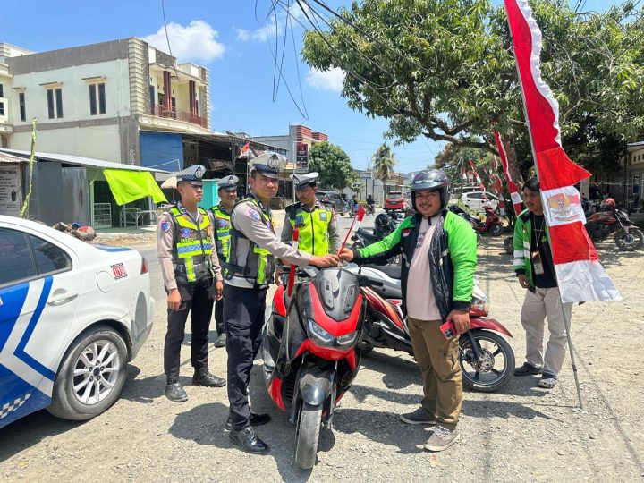 Kobarkan Nasionalisme, Polres Mateng Bagikan Bendera kepada Pelajar dan Pengguna Jalan