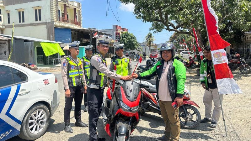 Kobarkan Nasionalisme, Polres Mateng Bagikan Bendera kepada Pelajar dan Pengguna Jalan