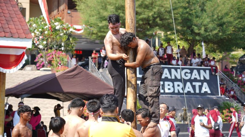 Jatuh Bangun Tak Jadi Halangan, Personel Polda Sulbar Berjuang Taklukkan Panjat Pinang