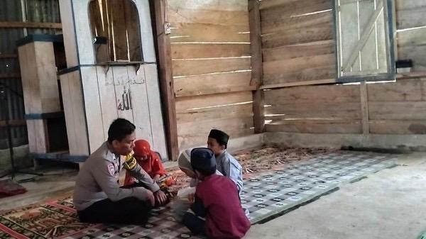 Tak Kenal Medan, Bripka Nur Alam Jadi Guru Ngaji bagi Anak-anak di Pedalaman Mamasa