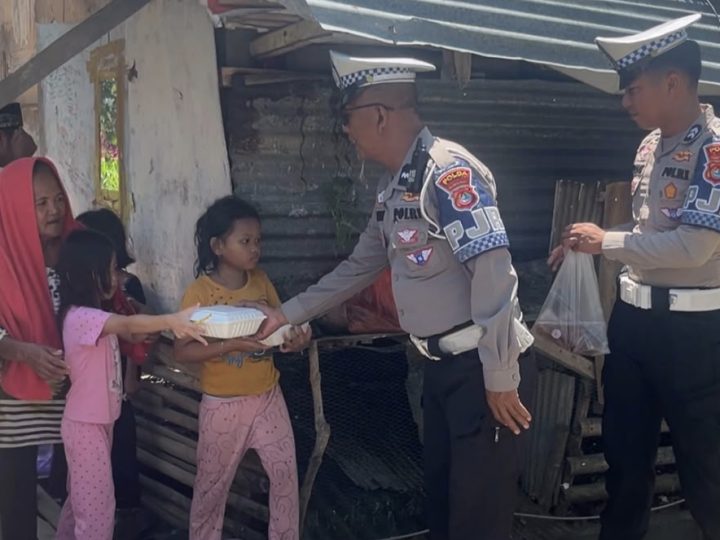 Berbagi di Jalanan, Ditlantas Polda Sulbar Ringankan Beban Masyarakat Lewat Jumat Berkah