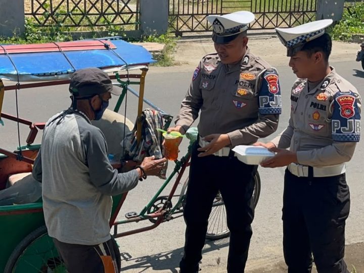 Tak Sekadar Atur Lalu Lintas, Polantas Polda Sulbar Hadir Berbagi dan Peduli