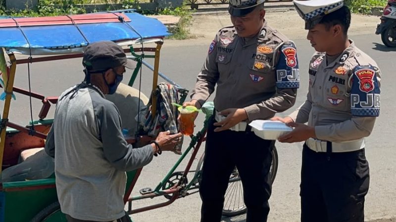 Tak Sekadar Atur Lalu Lintas, Polantas Polda Sulbar Hadir Berbagi dan Peduli