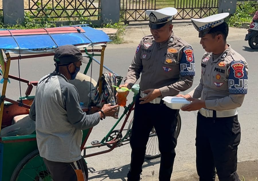 Tak Sekadar Atur Lalu Lintas, Polantas Polda Sulbar Hadir Berbagi dan Peduli