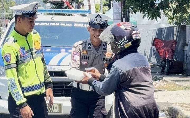 Tebar Empati di Jalan Raya, Ditlantas Polda Sulbar Bagikan Makanan kepada Warga