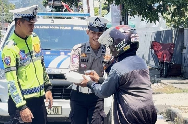 Tebar Empati di Jalan Raya, Ditlantas Polda Sulbar Bagikan Makanan kepada Warga