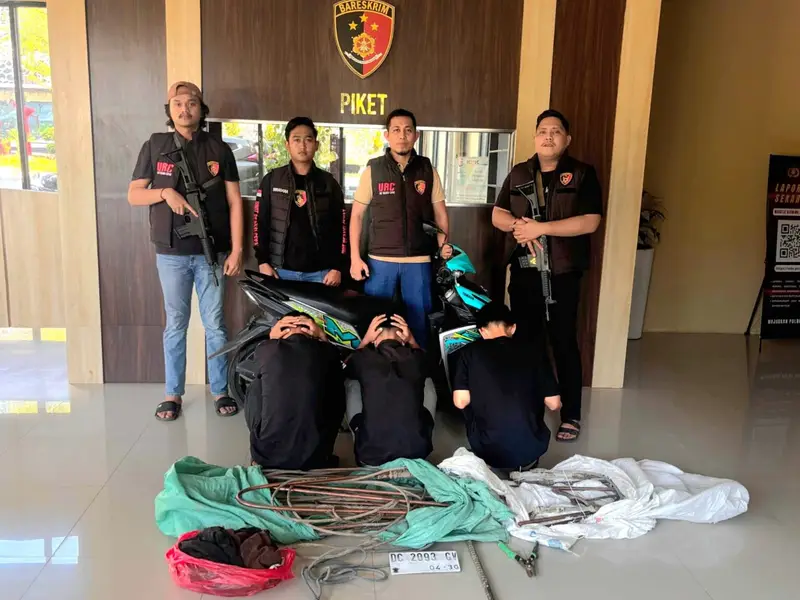 Tiga Pelaku Pencurian Komponen Menara PLN Dibekuk, Polda Sulbar Amankan Sejumlah Barang Bukti