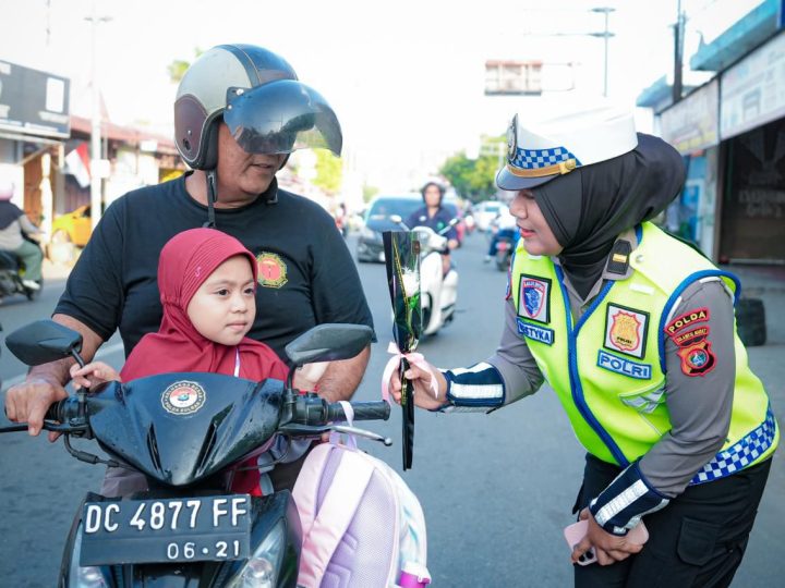 Cara Unik Polwan Ditlantas Polda Sulbar Peringati HUT ke-78: Tebar Bunga, Cokelat dan Pesan Keselamatan