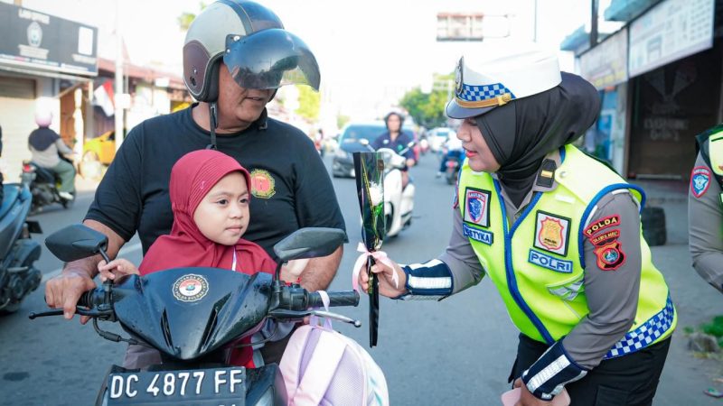 Cara Unik Polwan Ditlantas Polda Sulbar Peringati HUT ke-78: Tebar Bunga, Cokelat dan Pesan Keselamatan