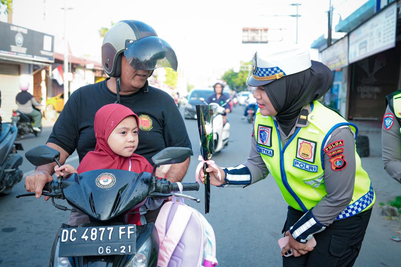 Cara Unik Polwan Ditlantas Polda Sulbar Peringati HUT ke-78: Tebar Bunga, Cokelat dan Pesan Keselamatan