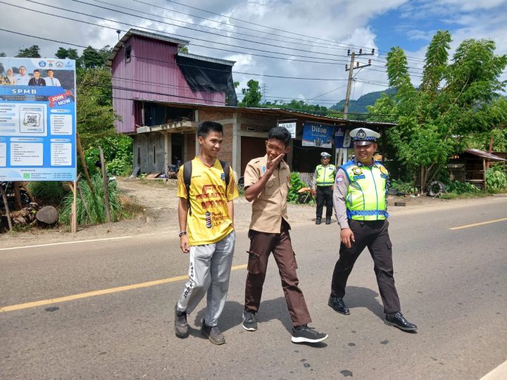 Di SMAN 2 Mamuju, Polantas Hadir Melayani dan Tanamkan Kesadaran Keselamatan Berlalu Lintas Sejak Dini