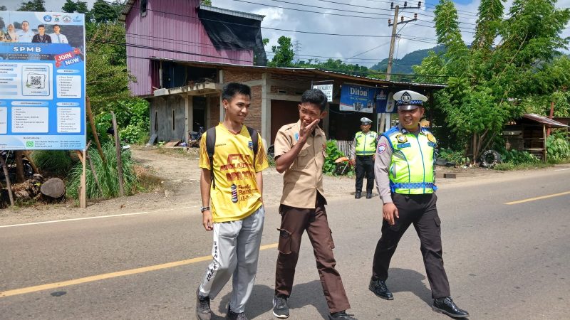 Di SMAN 2 Mamuju, Polantas Hadir Melayani dan Tanamkan Kesadaran Keselamatan Berlalu Lintas Sejak Dini