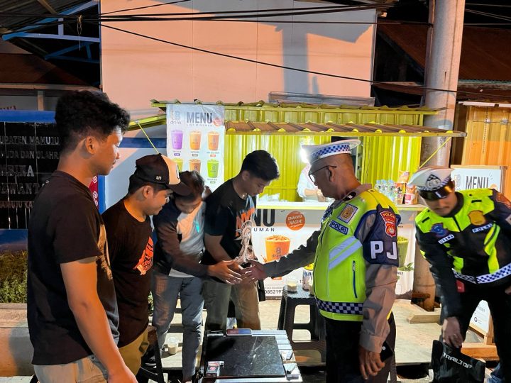 Malam Hari, Lampu Biru Polantas Polda Sulbar Bawa Pesan Aman dan Kehangatan