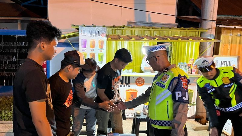 Malam Hari, Lampu Biru Polantas Polda Sulbar Bawa Pesan Aman dan Kehangatan