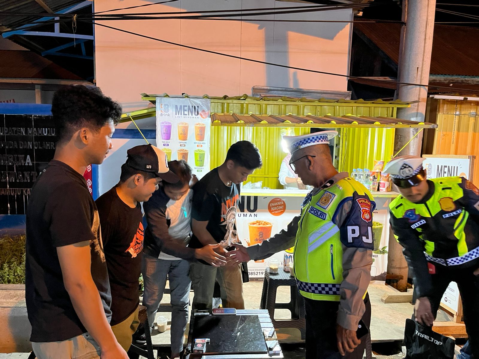 Malam Hari, Lampu Biru Polantas Polda Sulbar Bawa Pesan Aman dan Kehangatan