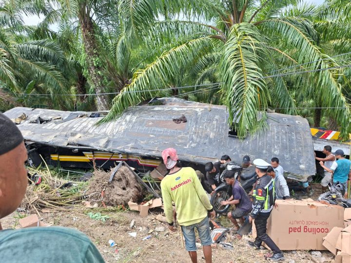 Polisi dan Warga Sigap Evakuasi Korban Bus Terperosok di Karossa