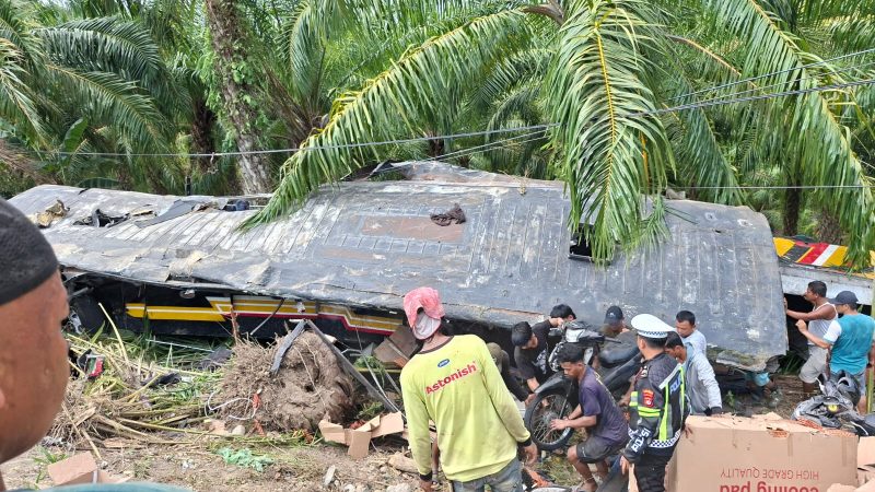 Polisi dan Warga Sigap Evakuasi Korban Bus Terperosok di Karossa
