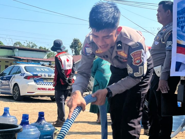 Krisis Air di Saluleang, Polantas Polda Sulbar Salurkan 10.000 Liter Air Bersih