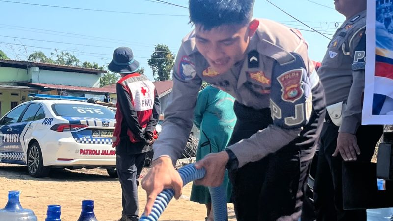Krisis Air di Saluleang, Polantas Polda Sulbar Salurkan 10.000 Liter Air Bersih