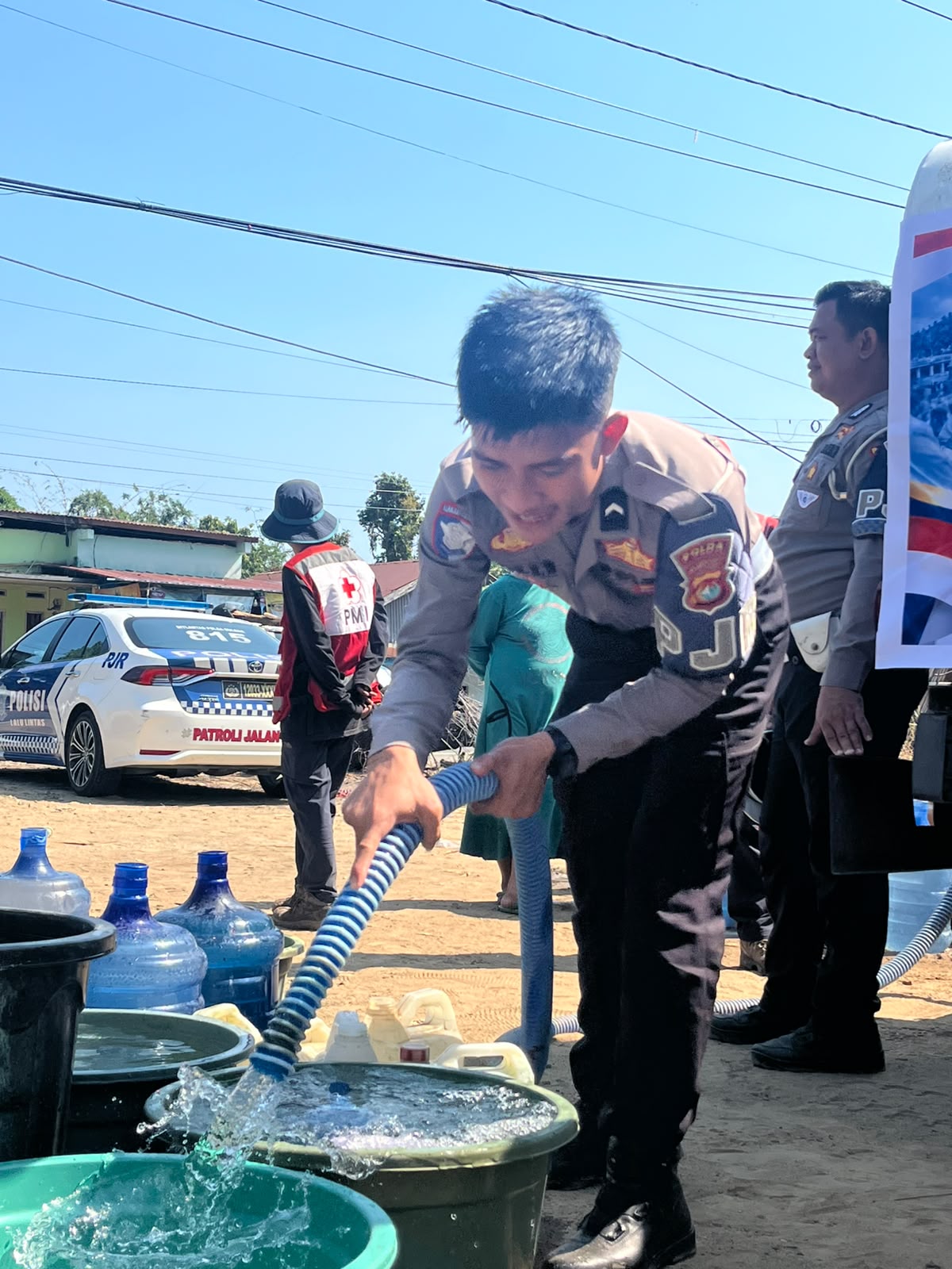 Krisis Air di Saluleang, Polantas Polda Sulbar Salurkan 10.000 Liter Air Bersih