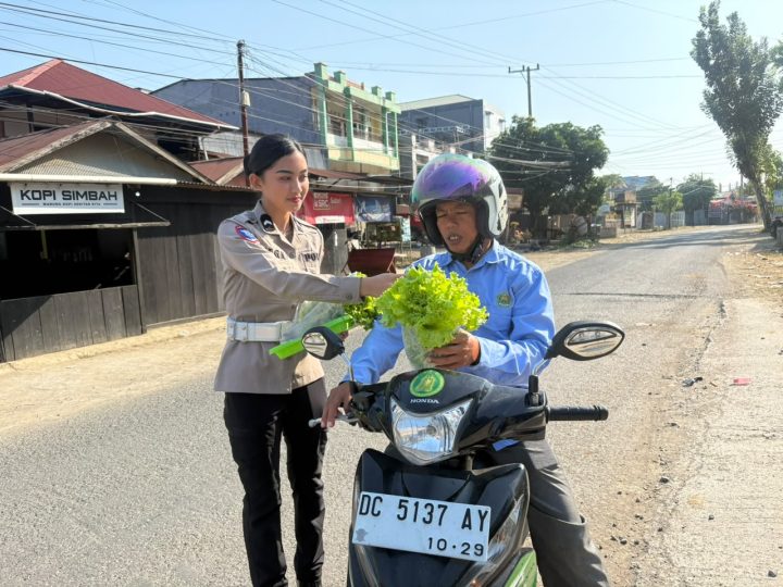 Polantas Polda Sulbar Beri Sayur Segar Bagi Pengendara Tertib di Mamuju