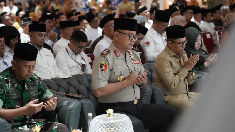 Kapolda Bersama Pemda Komitmen Jaga Kedamaian Sulbar saat Momen Hangat Perayaan Maulid