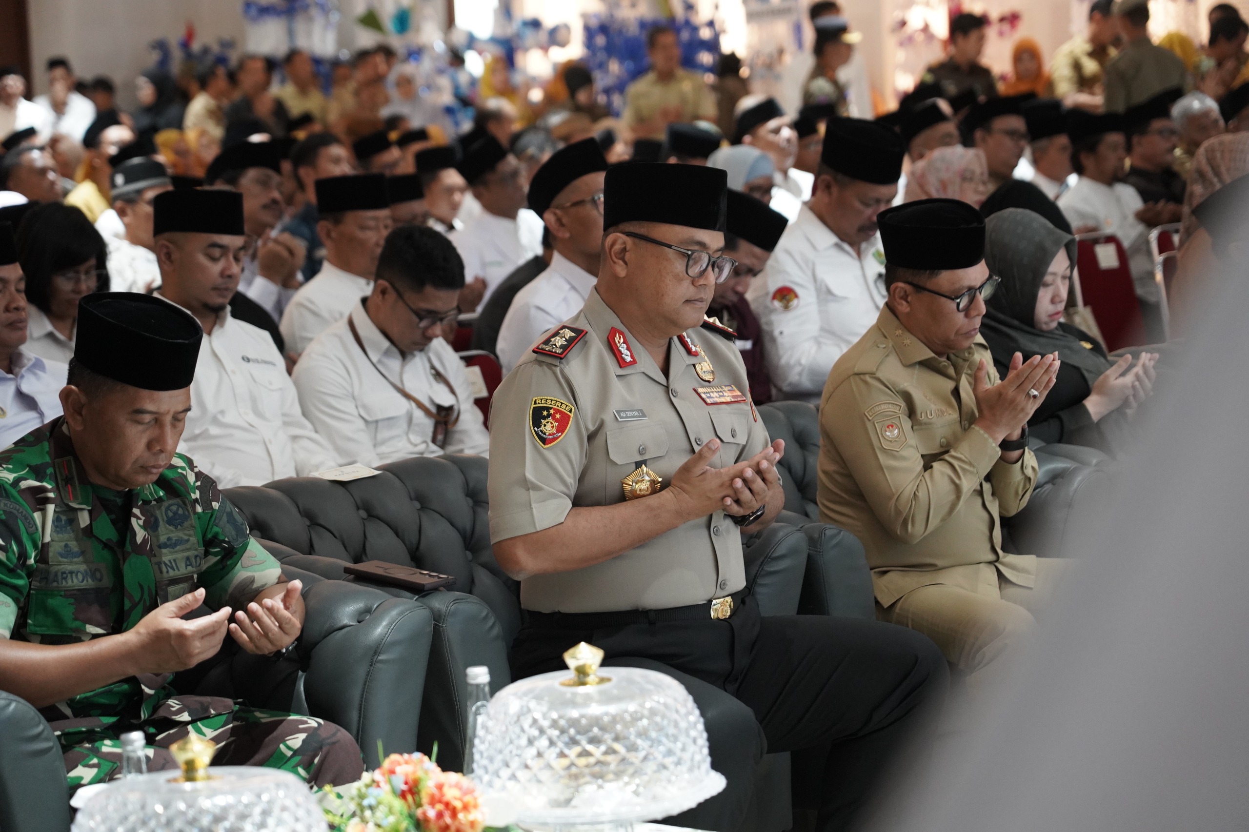Kapolda Bersama Pemda Komitmen Jaga Kedamaian Sulbar saat Momen Hangat Perayaan Maulid