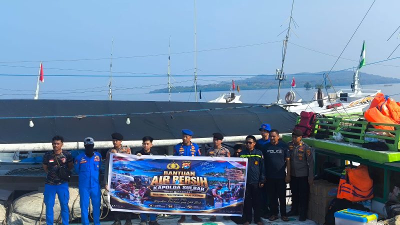 Kapolda Sulbar Salurkan 30 Ton Air Bersih untuk Warga Pulau Ambo dan Papotongan