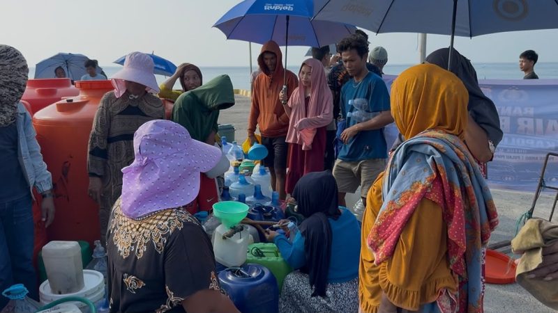 Dahaga Panjang Terjawab, Tangis Haru Niar dan Warga Pulau Ambo Terima Bantuan Air Bersih Kapolda