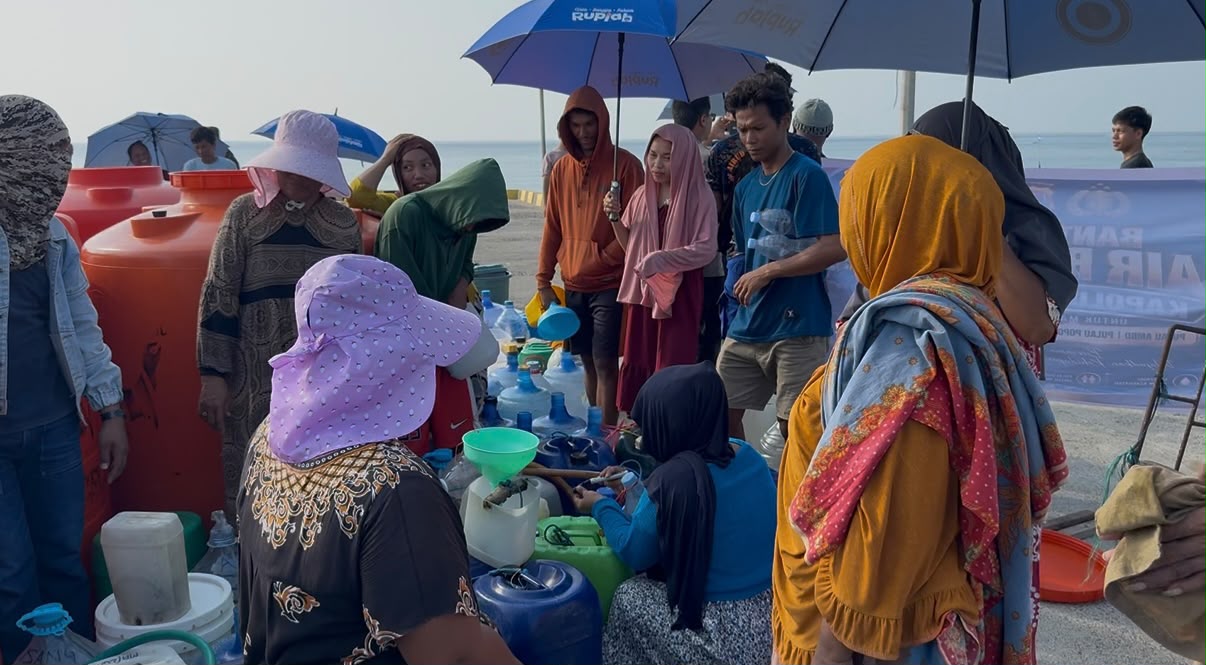 Dahaga Panjang Terjawab, Tangis Haru Niar dan Warga Pulau Ambo Terima Bantuan Air Bersih Kapolda