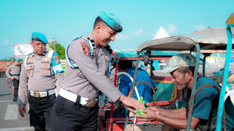 Refleksi 24 Tahun Pengabdian, Bid Propam Polda Sulbar Gelar Bakti Sosial Sasar Tukang Becak
