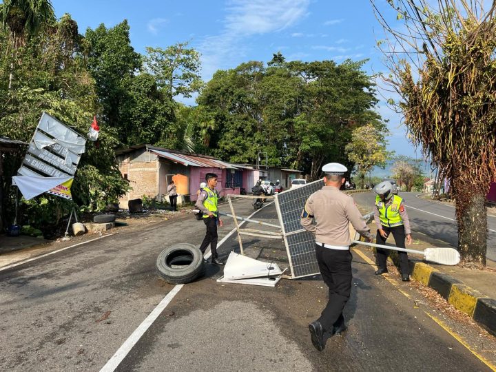 Ditlantas Polda Sulbar Evakuasi Pohon dan Tiang Lampu Tumbang Akibat Hujan Angin