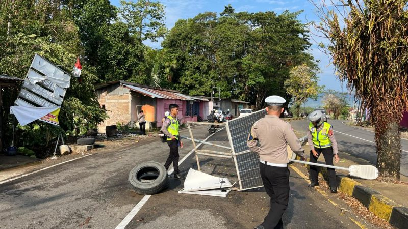Ditlantas Polda Sulbar Evakuasi Pohon dan Tiang Lampu Tumbang Akibat Hujan Angin