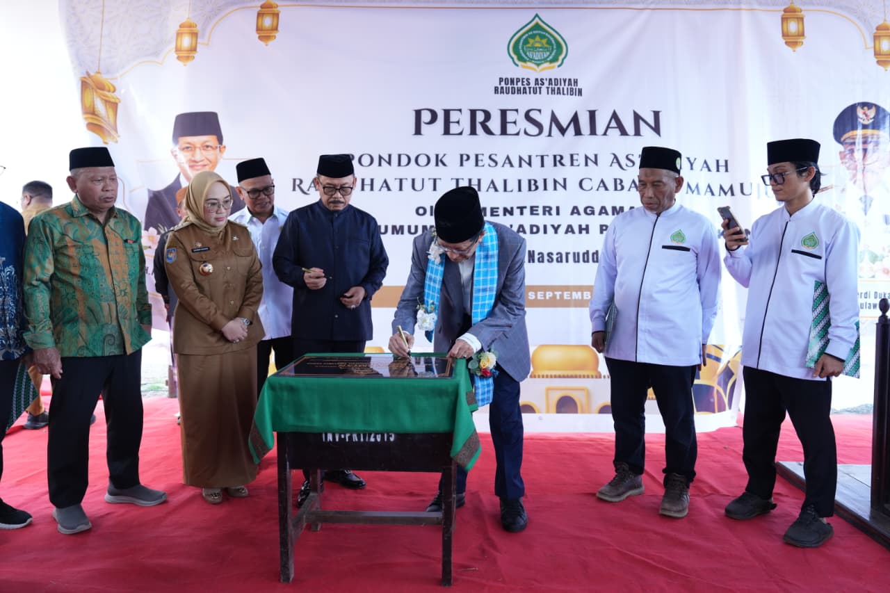 Gubernur SDK Dampingi Menag RI Letakkan Batu Pertama Asrama As’adiyah Mamuju