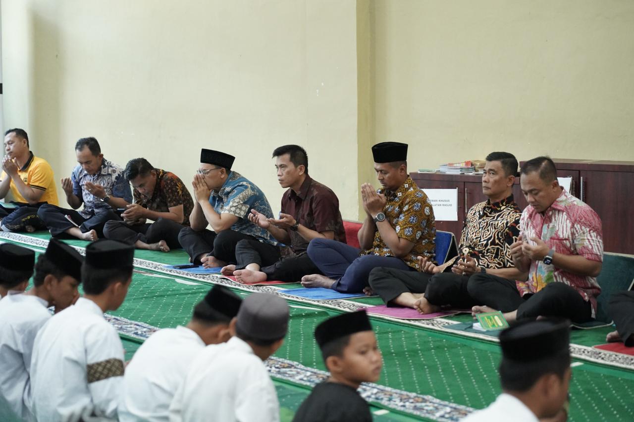 Sambut Jendral Suyudi, Polda Sulbar Bersama Anak Yatim Titip Doa untuk Bhayangkara yang Semakin Amanah dan Diberkahi
