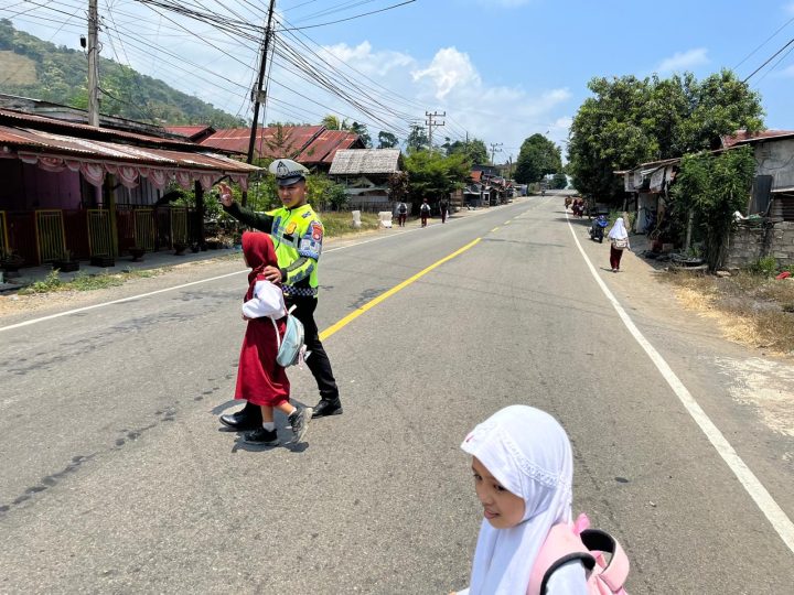 Polantas Polda Sulbar Hadir Jaga Langkah Pulang Para Pelajar