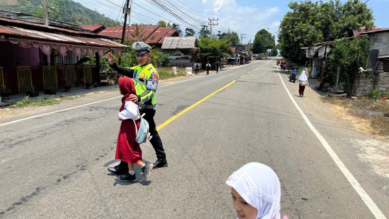 Polantas Polda Sulbar Hadir Jaga Langkah Pulang Para Pelajar