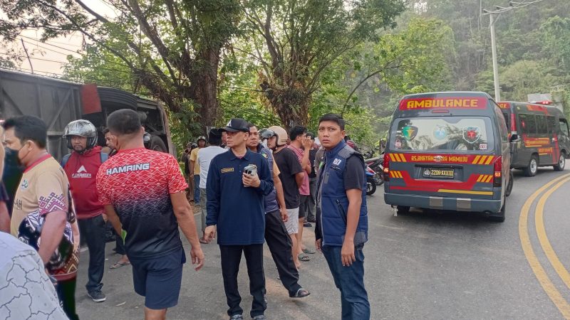 Bus Terbalik di Mamuju, Tim Biddokkes Polda Sulbar Respon Cepat Evakuasi 26 Korban