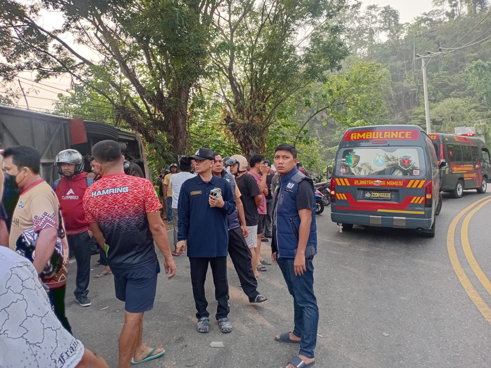 Bus Terbalik di Mamuju, Tim Biddokkes Polda Sulbar Respon Cepat Evakuasi 26 Korban