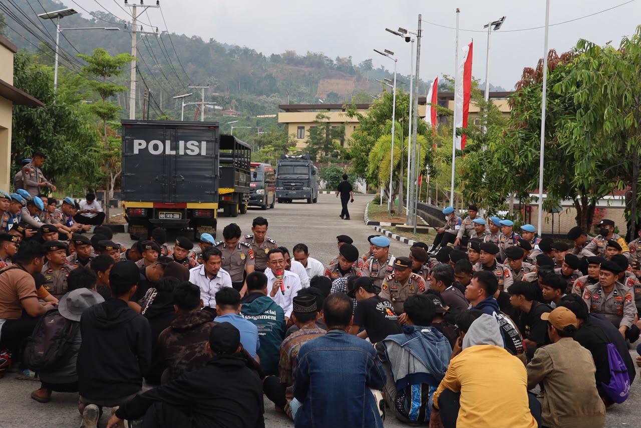 Duduk Bersama Mahasiswa, Dirkrimum Polda Sulbar Jawab Tuntutan dengan Dialog Terbuka