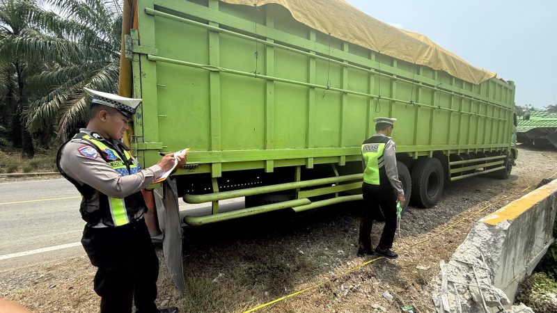 Ditlantas Polda Sulbar Sigap Tangani Kecelakaan Truk Pengangkut Minyak Kita di Mateng