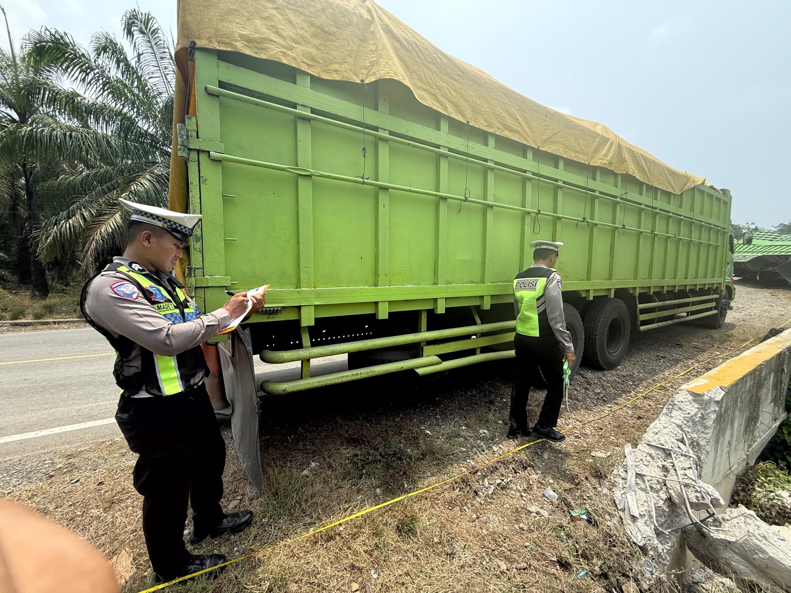Ditlantas Polda Sulbar Sigap Tangani Kecelakaan Truk Pengangkut Minyak Kita di Mateng