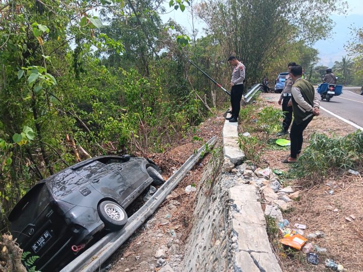 Gerak Cepat Polantas Polda Sulbar Bersama Masyarakat Evakuasi Mobil Masuk Lereng