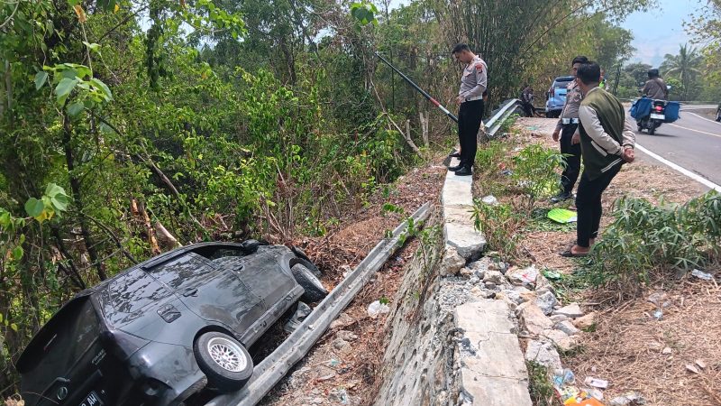 Gerak Cepat Polantas Polda Sulbar Bersama Masyarakat Evakuasi Mobil Masuk Lereng