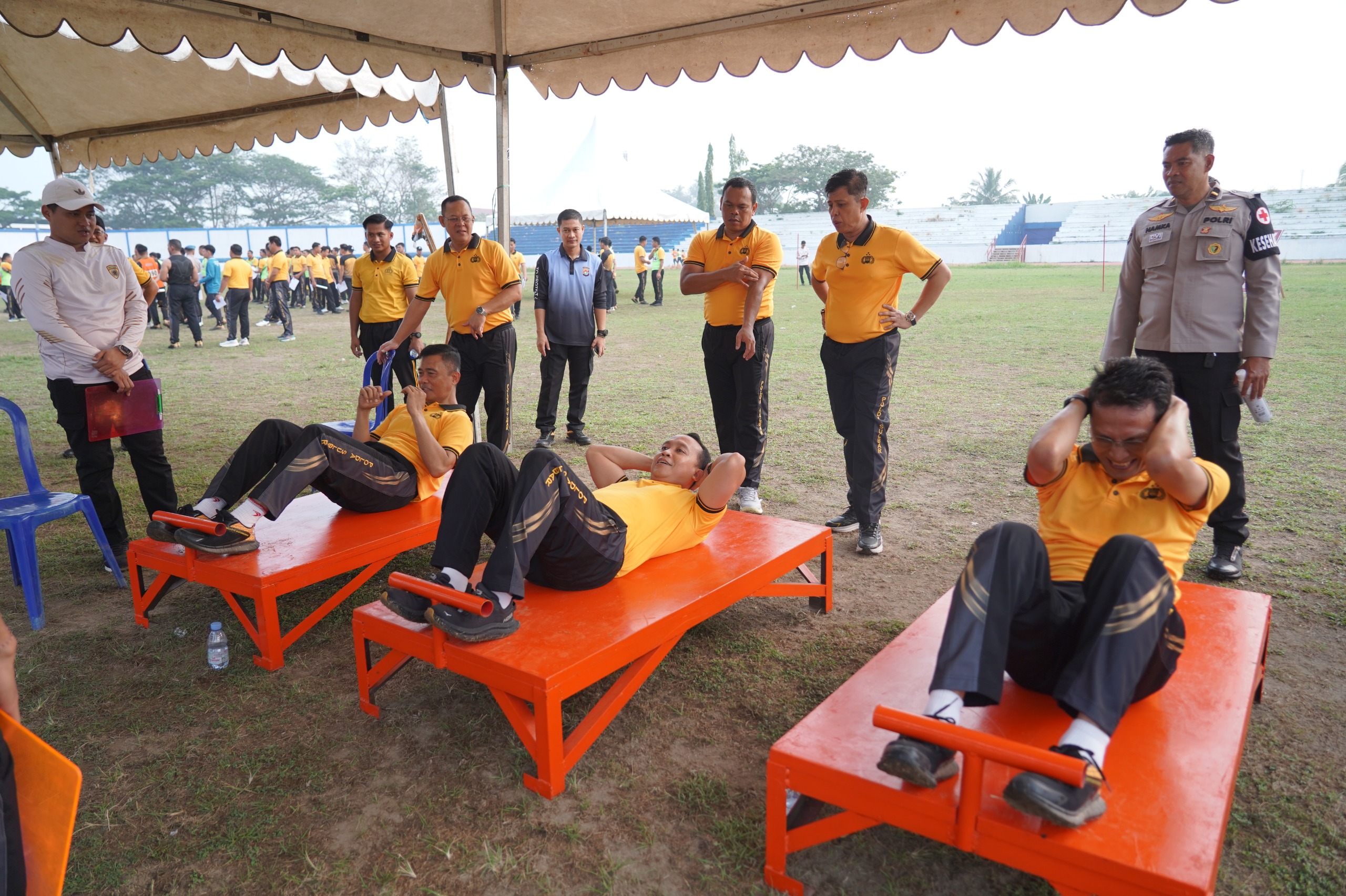 Kapolda Sulbar Bersama PJU Perkuat Fisik Lewat Tes Kesamaptaan di Stadion Manakarra