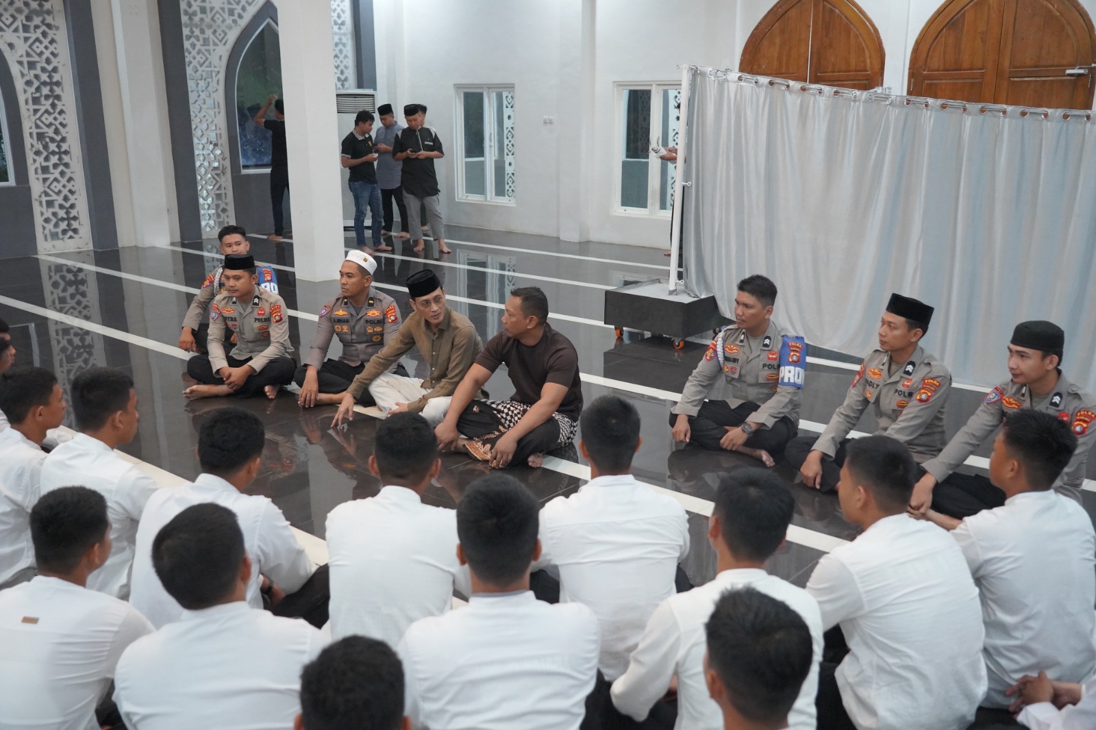 PJU Polda Sulbar Bangun Kedekatan Lewat Subuh Keliling