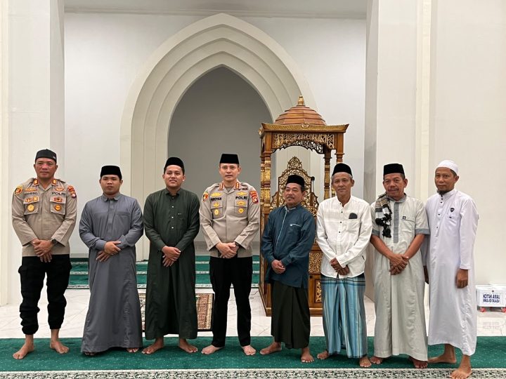 Subuh Keliling: Kapolresta Mamuju Sapa Warga Usai Ibadah, Bangun Kepercayaan dari Hati ke Hati