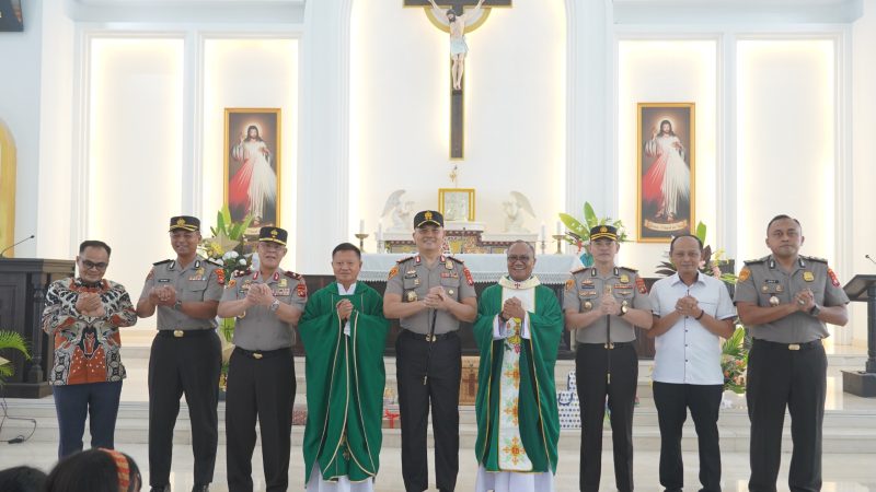 Titip Doa, Dengarkan Harapan: Kehangatan Minggu Kasih Kapolda Sulbar di Gereja Santa Maria